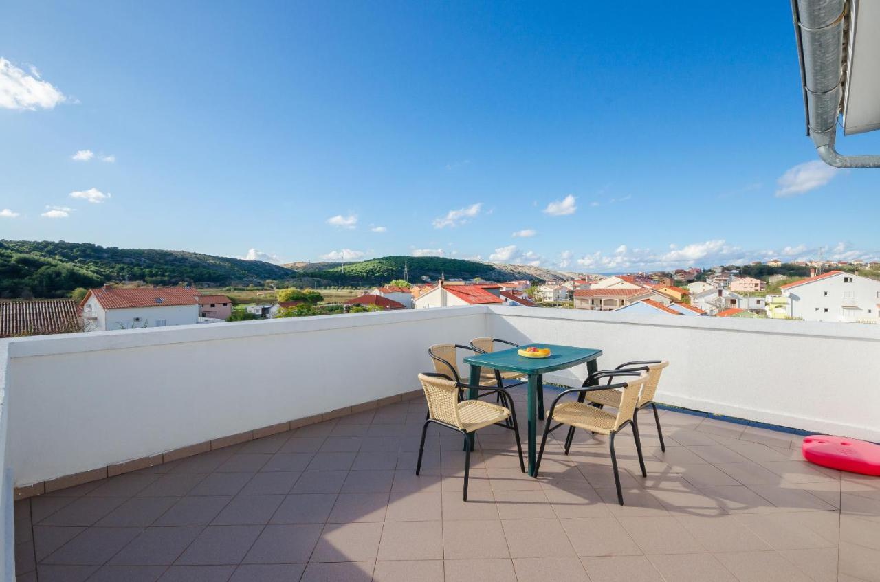 Apartment Pela *