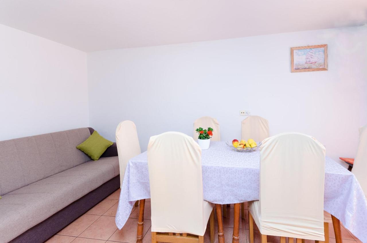 Pela Apartment